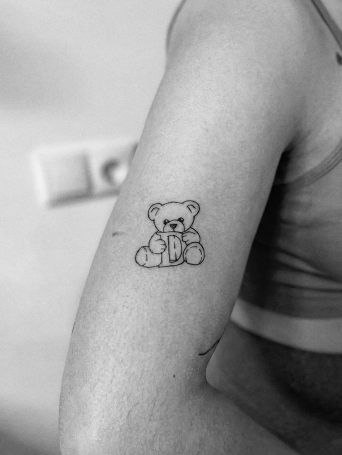 Tatuaje fineline oso de peluche
