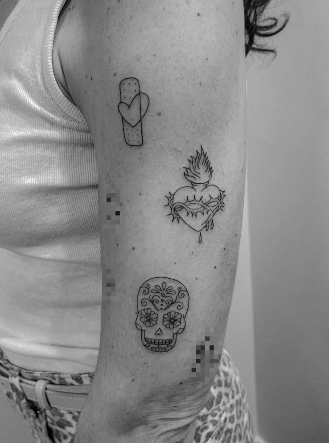 Tatuajes fineline corazón, calavera y tirita