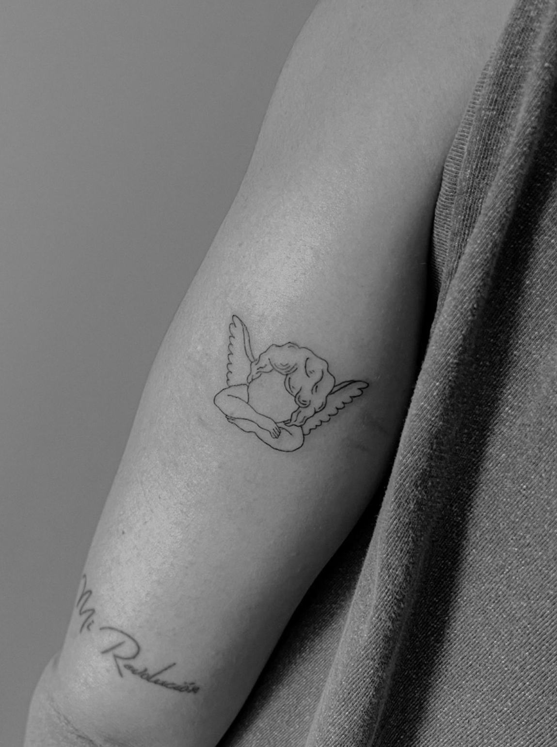 Tatuaje fineline querubín